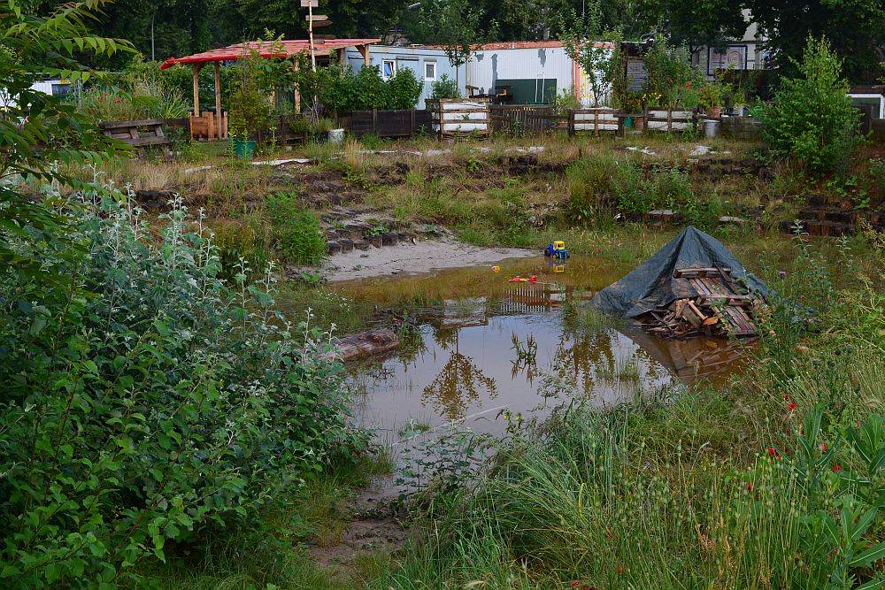 In NeuLands-Sandarena staut sich nach Regenfällen das Wasser
